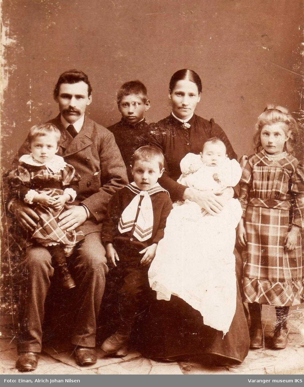 Familien Frostmann i Vadsø i 1891. Ulrik Frithjof og Hanna Martha Gurine med 5 barn, den yngste Hanna i dåpskjole.