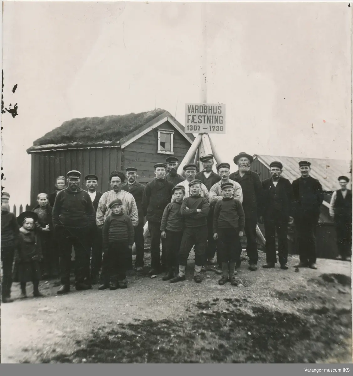 Mennesker samlet på den gamle festningstomten i Østervågen