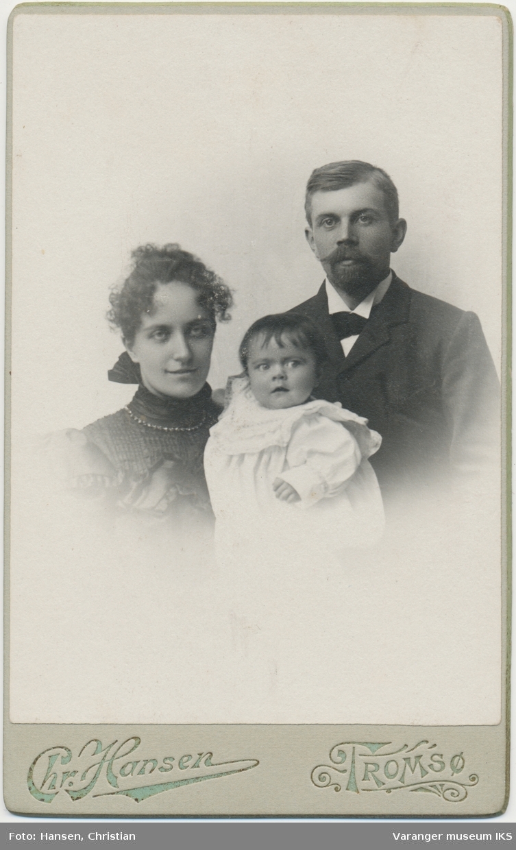 Familieportrett, Einar Nikolai og Annie Brodtkorb med datter, ca. 1900 ...
