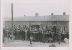 Folkemengde foran Frelsesarmébrakka, 1946