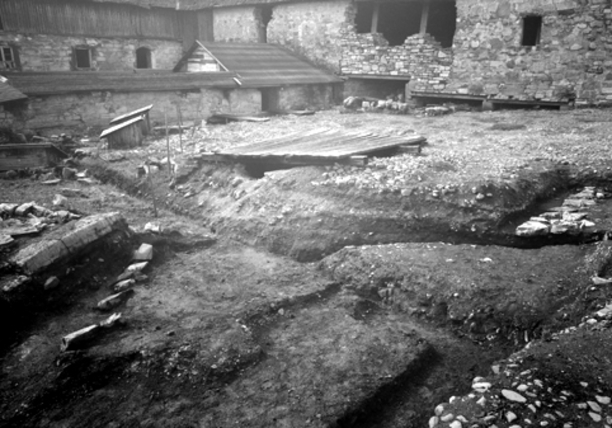 Arkeologiske undersøkelser i Hamar bispegård 1960. Område syd for tårnet K. HKR. 300.