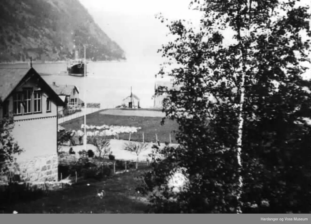 Hus, skule, skip, båt, fjell, tre, flaggstang, fjord. Gamleskulen i Nedre Eidfjord. Skip på fjorden