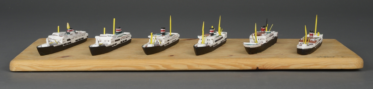 Seks små modeller av NFDS sine hurtigruteskip frem til 1960.