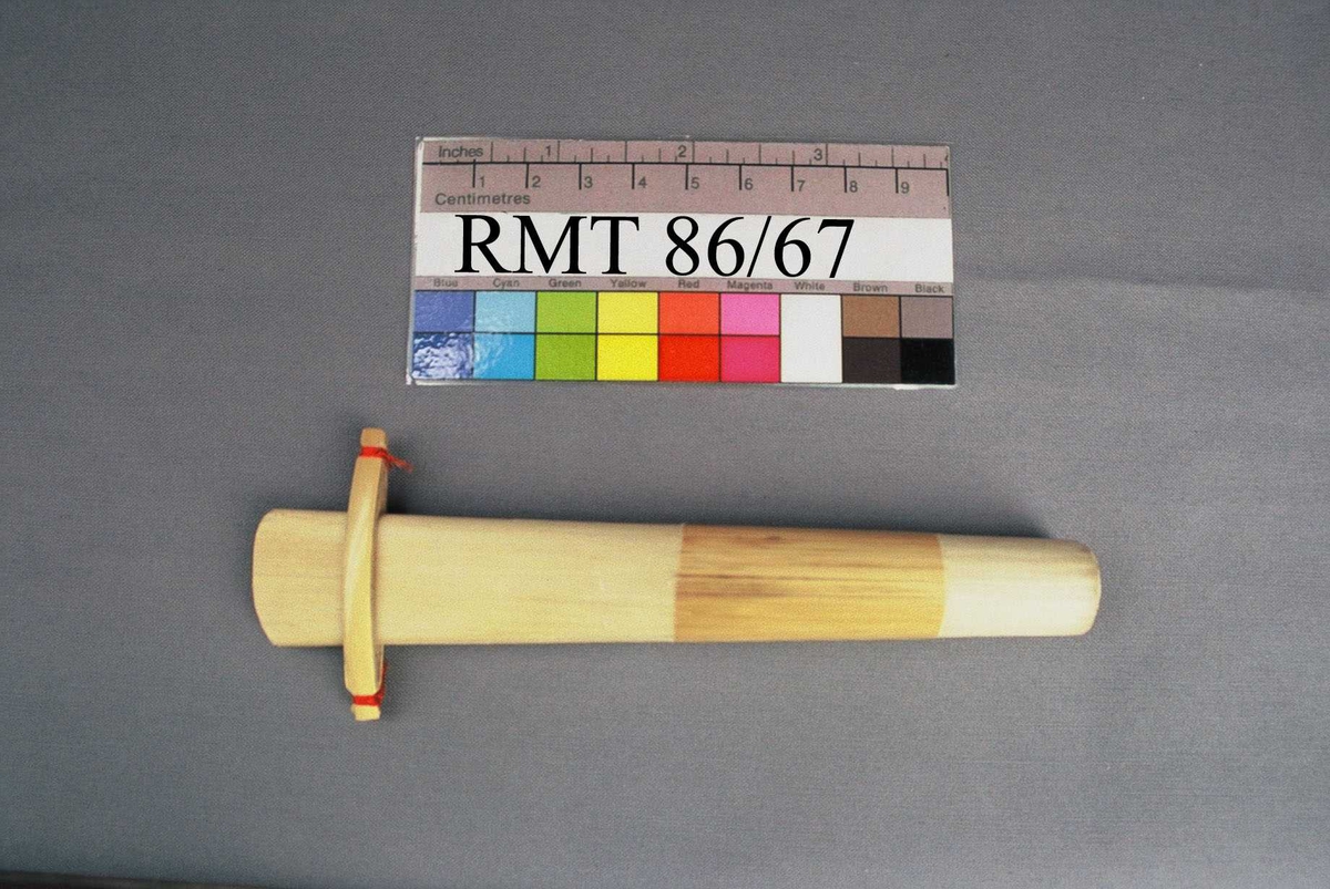 Dobbelt rørblad laget av siv. Blåseenden avskalet (ca 76mm), tillpasset og sammensatt av to mindre biter tverrgående bambus som er sammenbundet med rød tråd i hver ende. Nedre enden også avskalet (ca 28mm) for å passe inn i instrumentet.