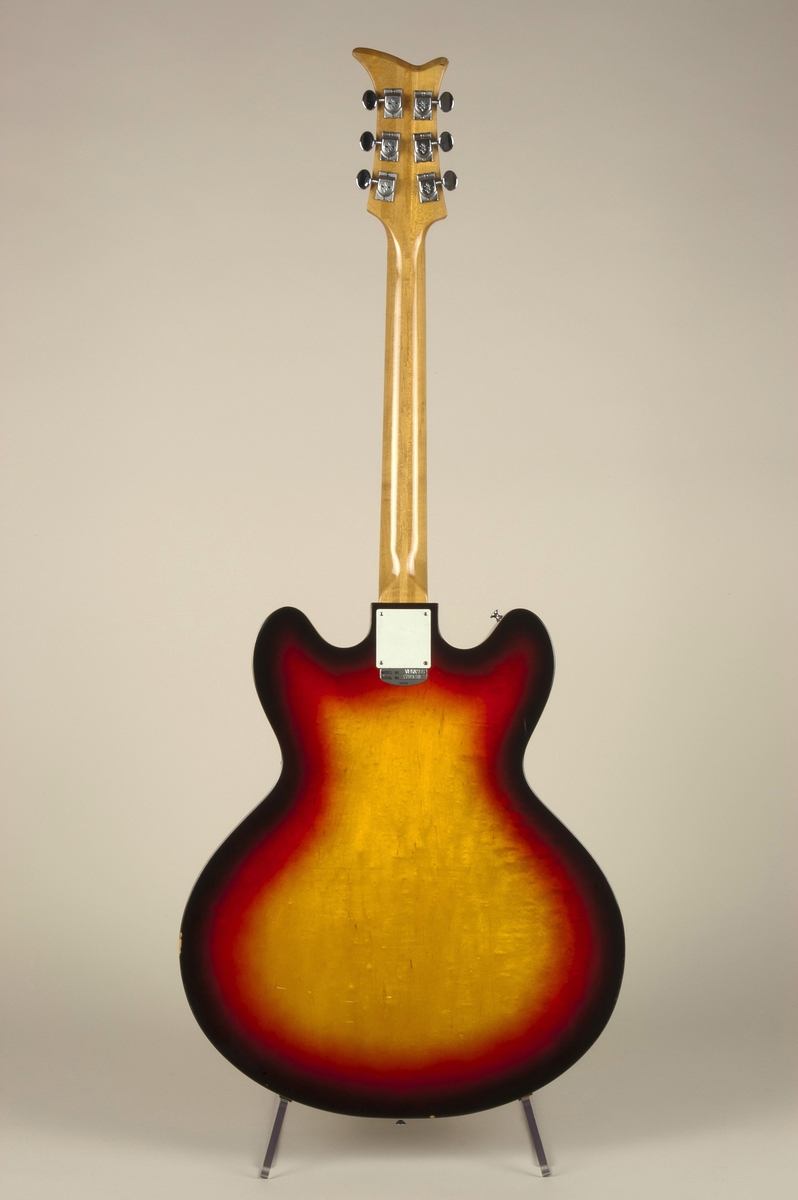 Elektrisk gitar med hul kropp ("hollow body") og dobbel cutaway med finish i sunburst. To Teisco-pickuper med individuelle volumkontroller. Tonekontroll og tonevelger (rhythm, solo, bass).