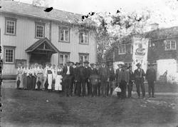 Avholdslaget "Vaarblomen" samlet i gårdstunet på "norstuggu"