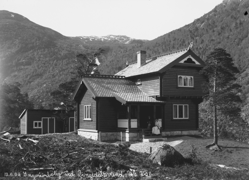 Villaen i Skjeggedal, AS Tyssefaldene sin ingeniørbolig i Skjeggedal, sør for elva Tysso. Mågeli i bakgrunnen.