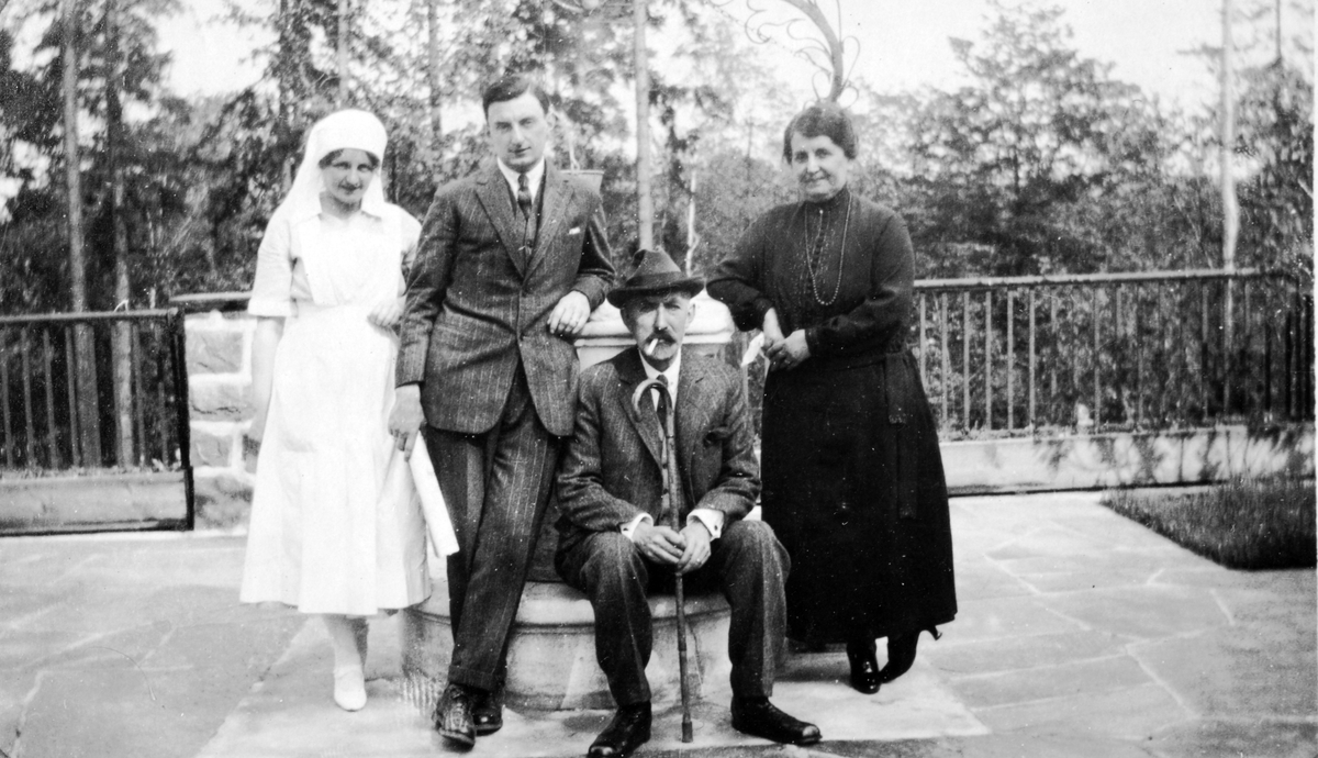 Wilhelm A. og Eugenie Thams med yngste sønn Wilhelm August og en sykepleier.