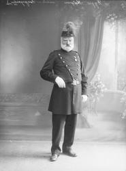 Byggmester Wilhelm Theodor Helgesen i sin uniform fra borger
