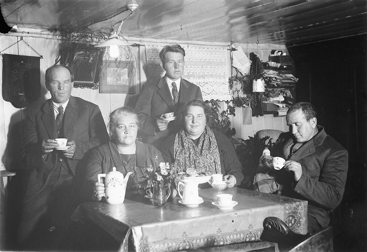 Evenrud, Nes, Hedmark. Dekket kaffebord. Bak fra venstre er Johan Evenrud og Johan Knatterud. Foran fra venstre er Anna Knatterud(f. Evenrud), Karen Evenrud og Kristian Evenrud.