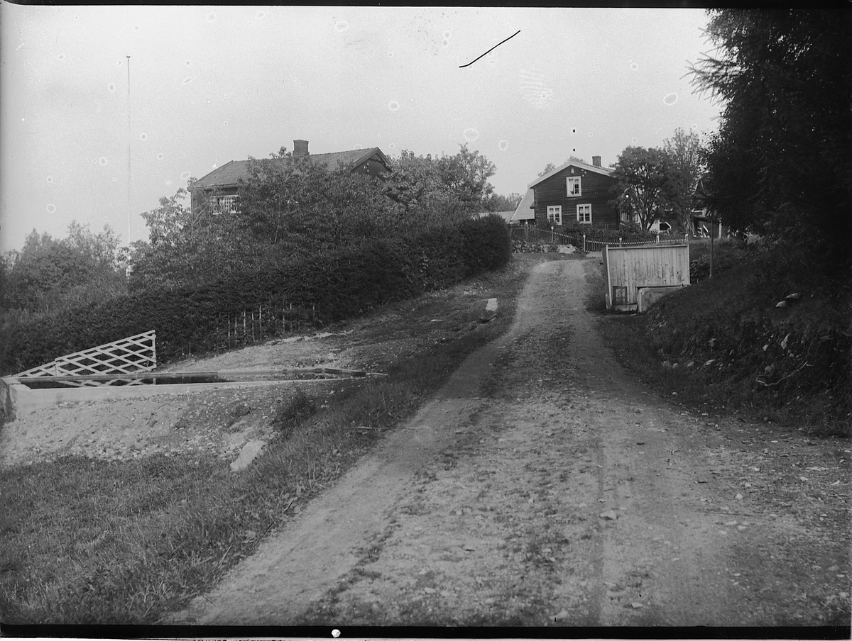 Ringsaker, Nærost, Bårdsetbakken, gardsveg opp mot husene, Helge Ingstad bodde her fra 1940-1943,