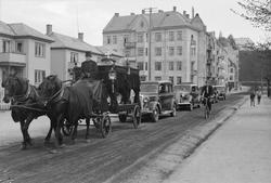 Begravelsesfølge i Magnus den Godes gate.