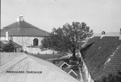 Munkholmen med Kommandantboligen, Vakt- og arresthuset og La