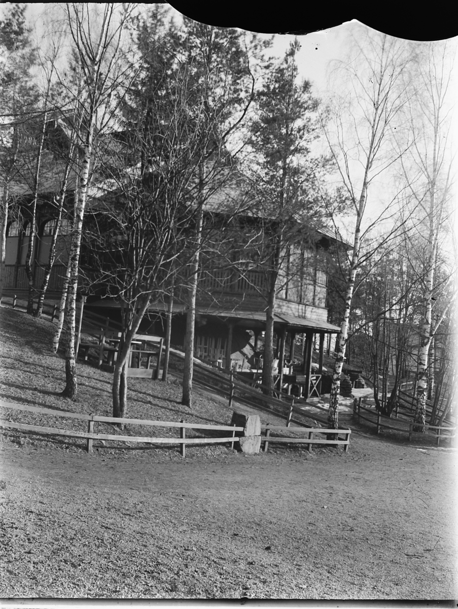 Hamar park med pavilliongen som ble bygd i 1890-årene etter ingeniør A. Halvorsens tegninger. 