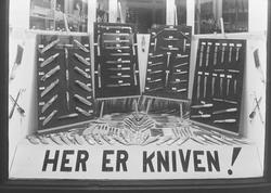 Kniver fra B. Knudsens Knivfabrikk utstilt hos Fridtjof Wals