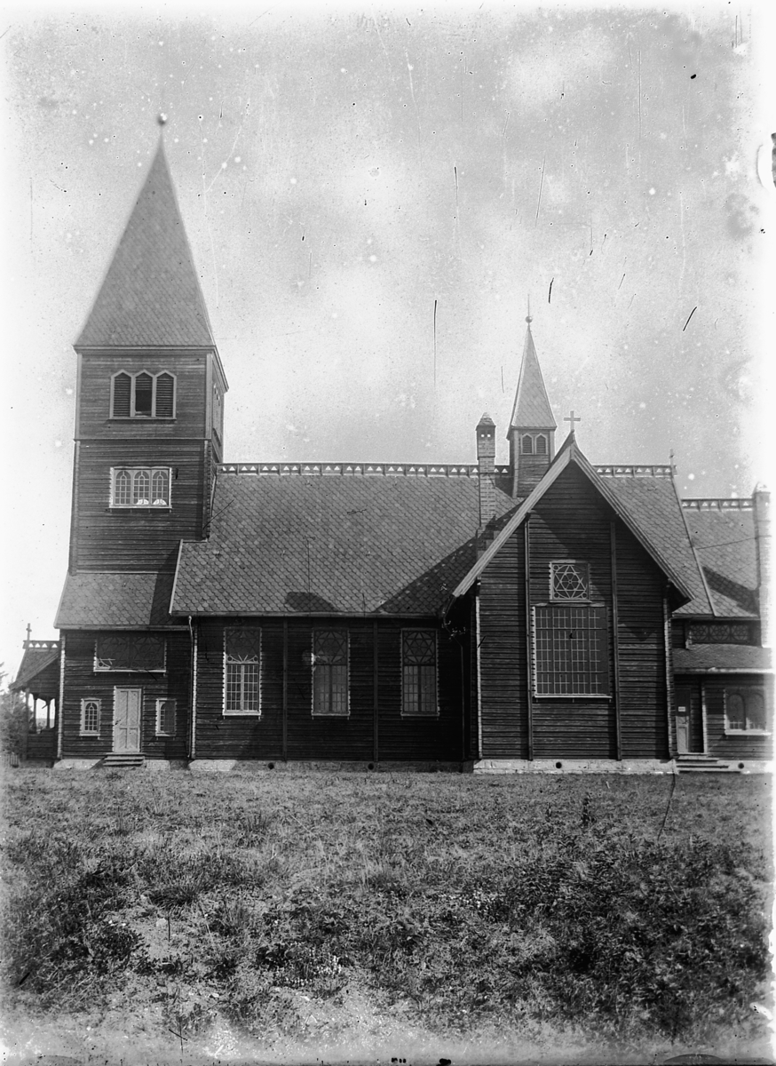 Øvre Vang kirke. Pyntetårnet ble fjernet i 1948