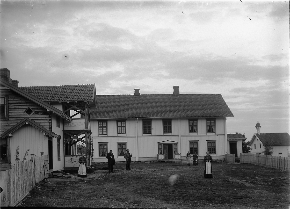 Ringsaker, Ring, Sæter gård 388/1, inntun med hovedbygning, folk på tunet familien Sæther, gardsklokke på stabbur til høyre,