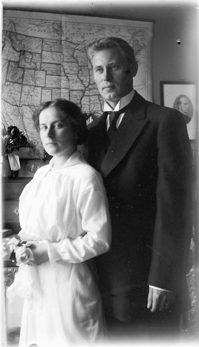 Louise (Johannessen) og Theodor Tobias Finsdal. Dette er deres bryllupsbilde. De giftet seg 17.10.1915. Kart over USA i bakgrunnen.
