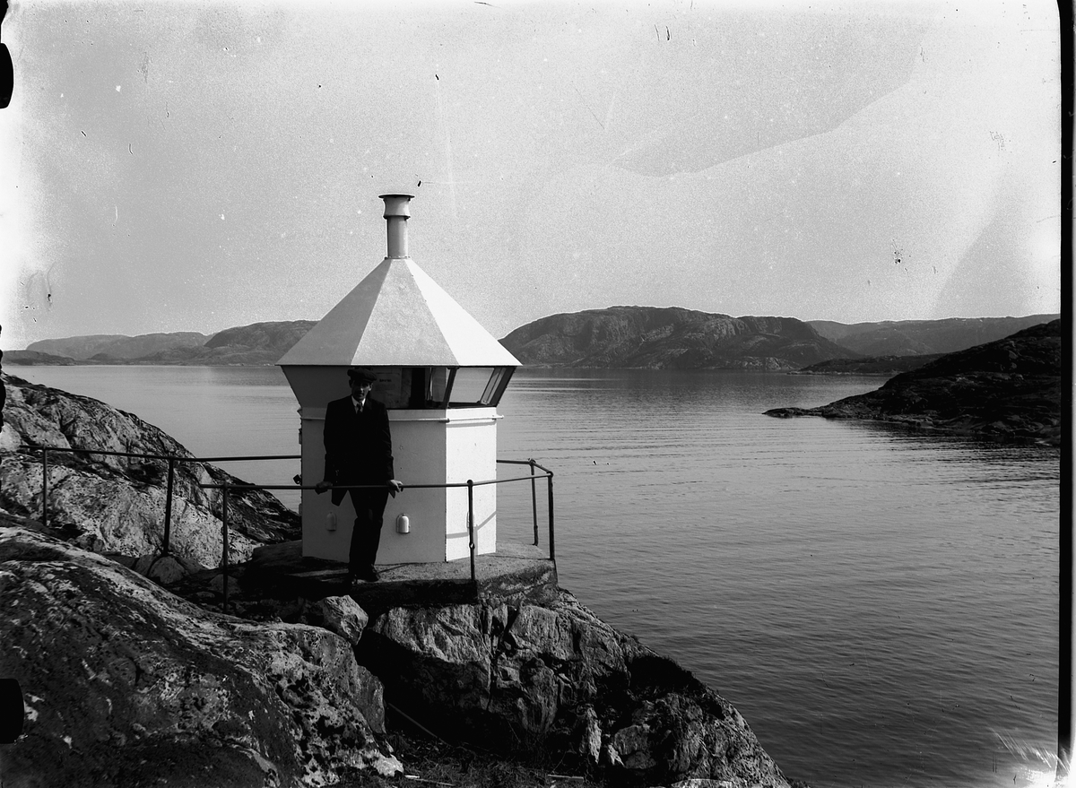Nord-Trøndelag, Hartvigøya i Flatanger kommune, fyrlykta på Jensøyholmen var en av de første lyktene i Flatanger, fotograf Simen Baardseth ved lykta,