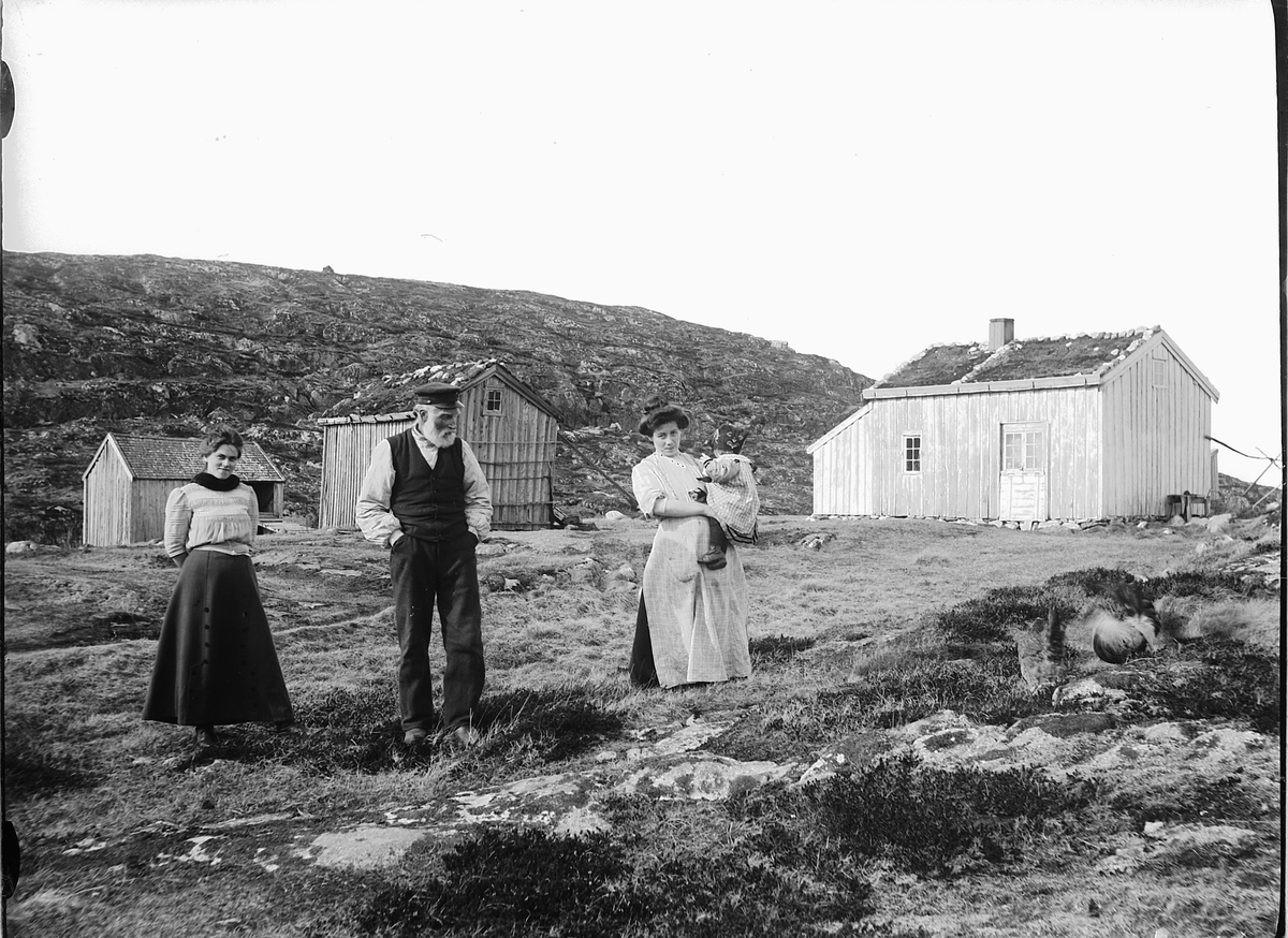 Nord-Trøndelag, Hartvigøya i Flatanger kommune i 1911. Det viser de 2 loshusene som sto her. Fra venstre: Dagny Bertine Ovesdatter (1887-1949) gift med fotografen Simen Baardseth i 1912, Los Petter Hansen Havnerøy (1845-1917) og Lise Havnerøy f. (1889-1954) med datteren Anna f. 1910. Losen Petter Hansen Havnerøy var onkel til Dagny. Dagny var fra naboøya Hartvigøya.