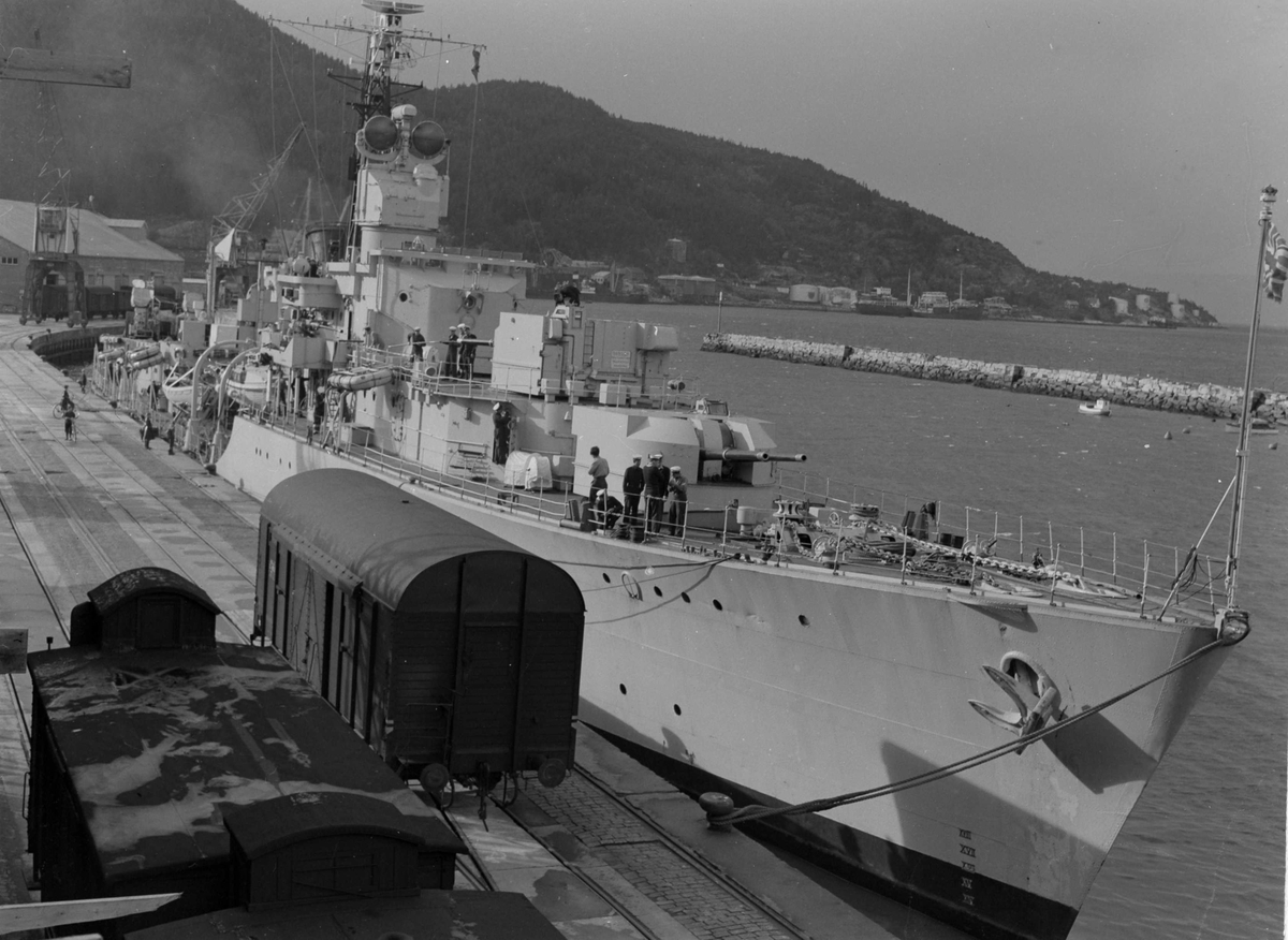 Britisk jager av Battle-klassen (sansynligvis HMS Agincourt) på Ila pir