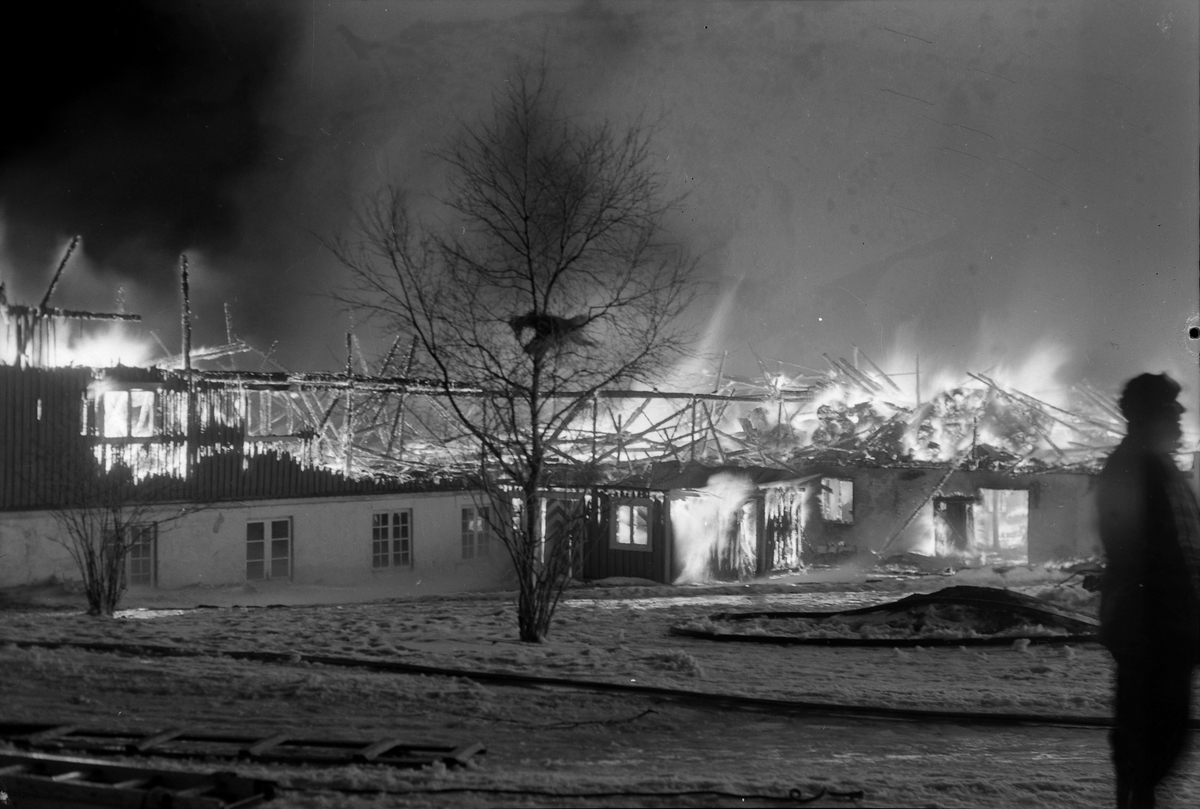 Brann på Bromstad gård - uthusbygning brenner