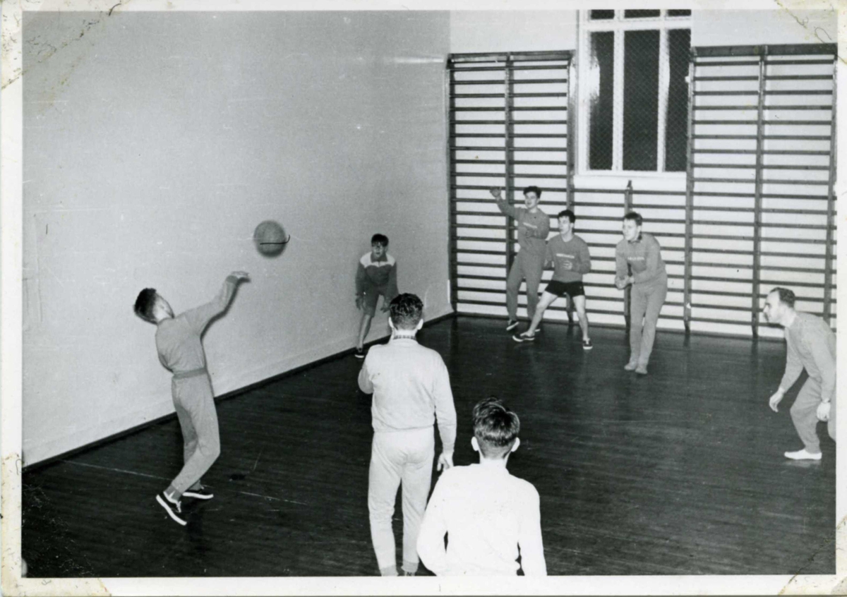 Ballspill i gym sal. 