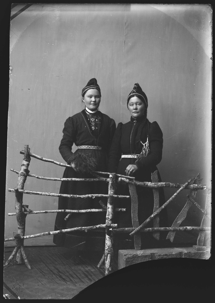Portrett av to samiske kvinner