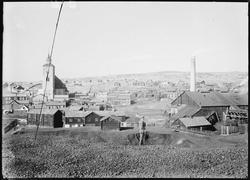 Røros bergstad sett fra Slagghaugen. Kurantgården, Smelthytt