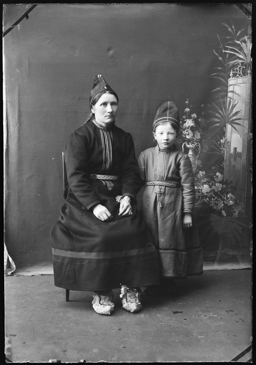 Portrett av mor og datter i samisk drakt