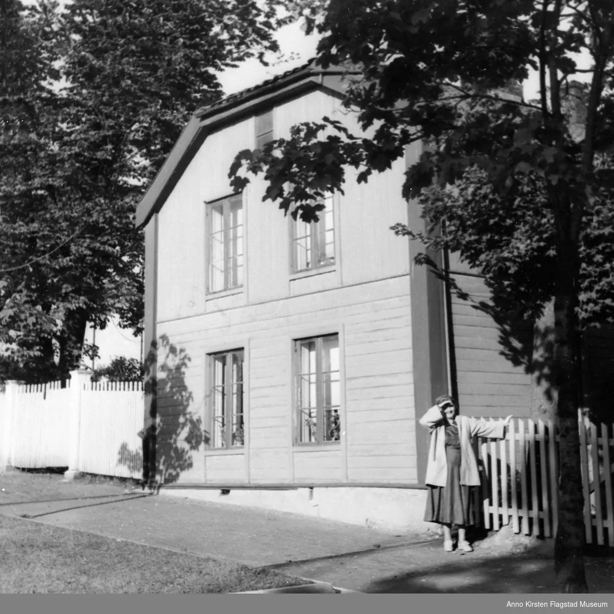Kirsten Flagstad foran sitt fødehjem Strandstuen, Hamar 1953. Foto: Lord Bernard Miles. Kirsten Flagstad outside her birthplace, Strandstuen, Hamar 1935. Photo: Lord Bernard Miles. 