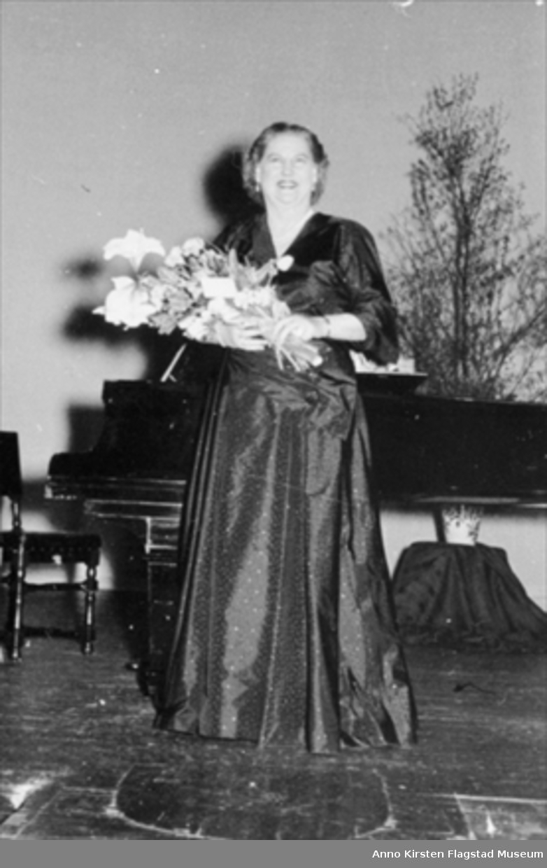 Kirsten Flagstad mottar blomster etter resital i Festiviteten, Hamar 6. mars 1953, arrangert av Musikkens Venner, Hamar. Kirsten Flagstad gets flowers after recital at Festiviteten, Hamar 6 March 1953. 