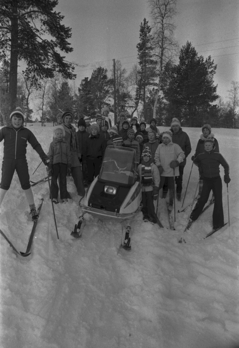 Tolga, Øversjødalen, Barn på ski rundt en snøscooter