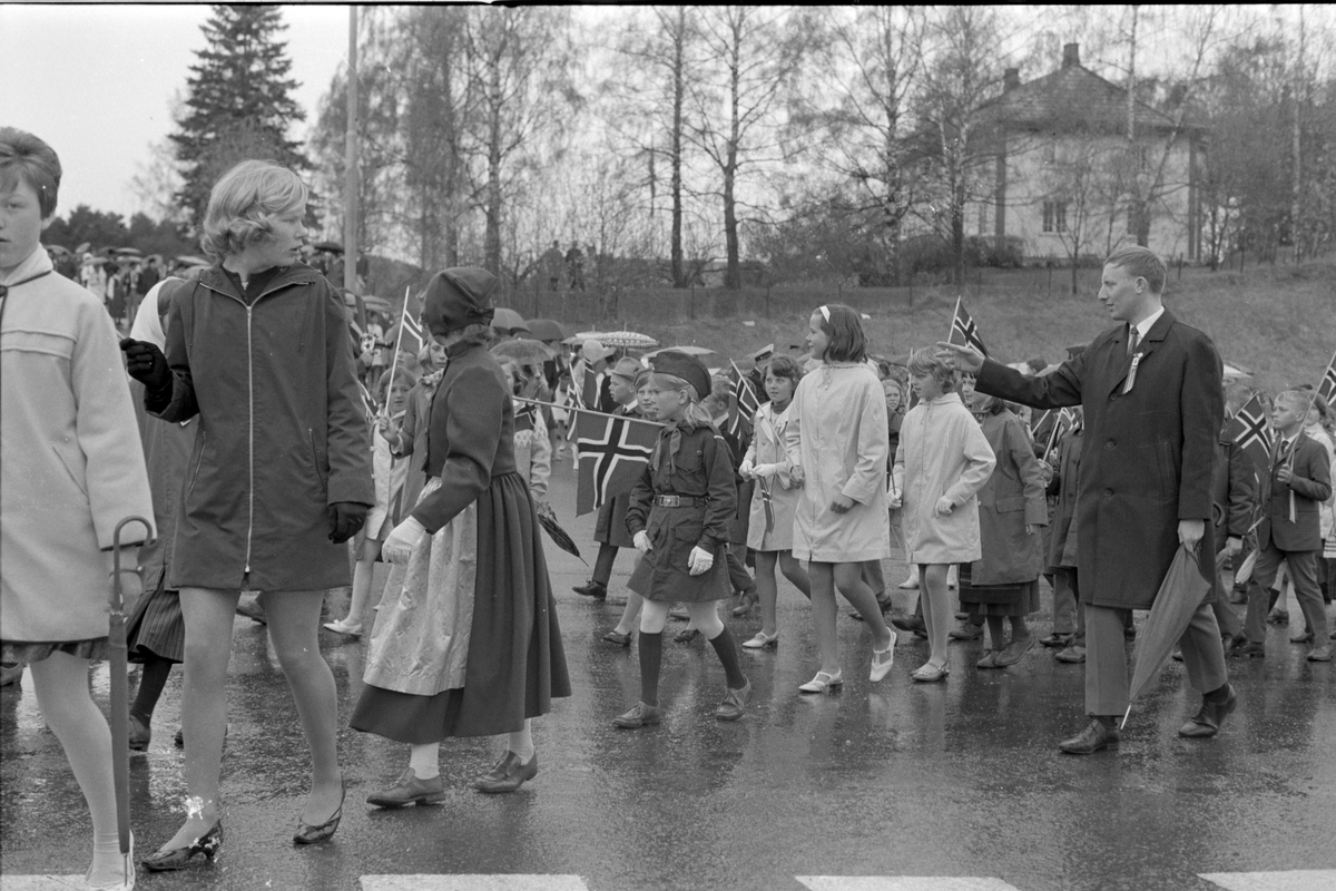 17. mai feiring i Brumunddal 1969, barnetoget, elever ved Fagerlund skole. 