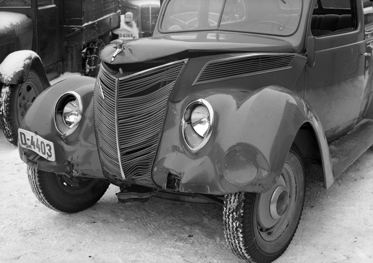 Oplandske Auto. Kolisjonskadet personbil, D-4403. Hamar. Ford V8 1937. 