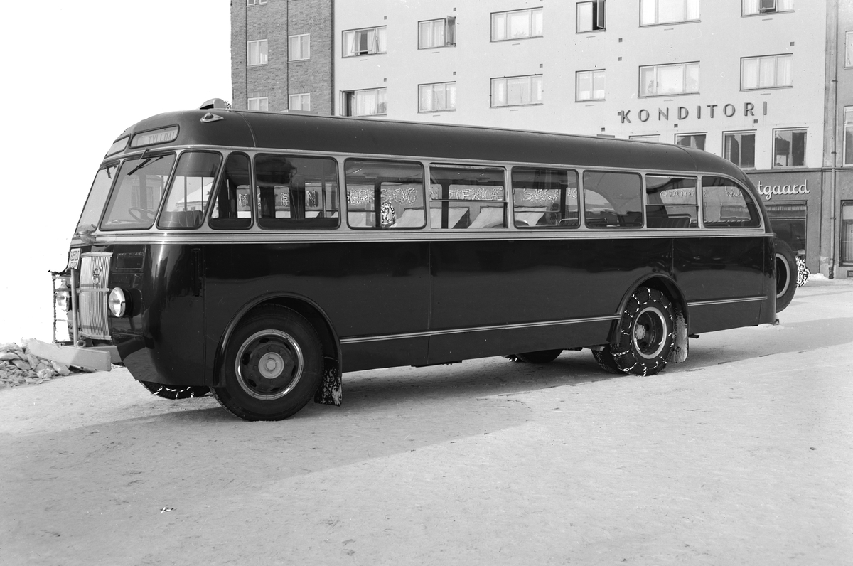 Buss, Volvo D-25720, på Østre Torg, Hamar. Levert av Harald Jorkjend, Hamar til Olav A. Hokstad i Tylldal. Han hadde konsesjon på rutebilkjøring til Tynset og til Rendalen. 