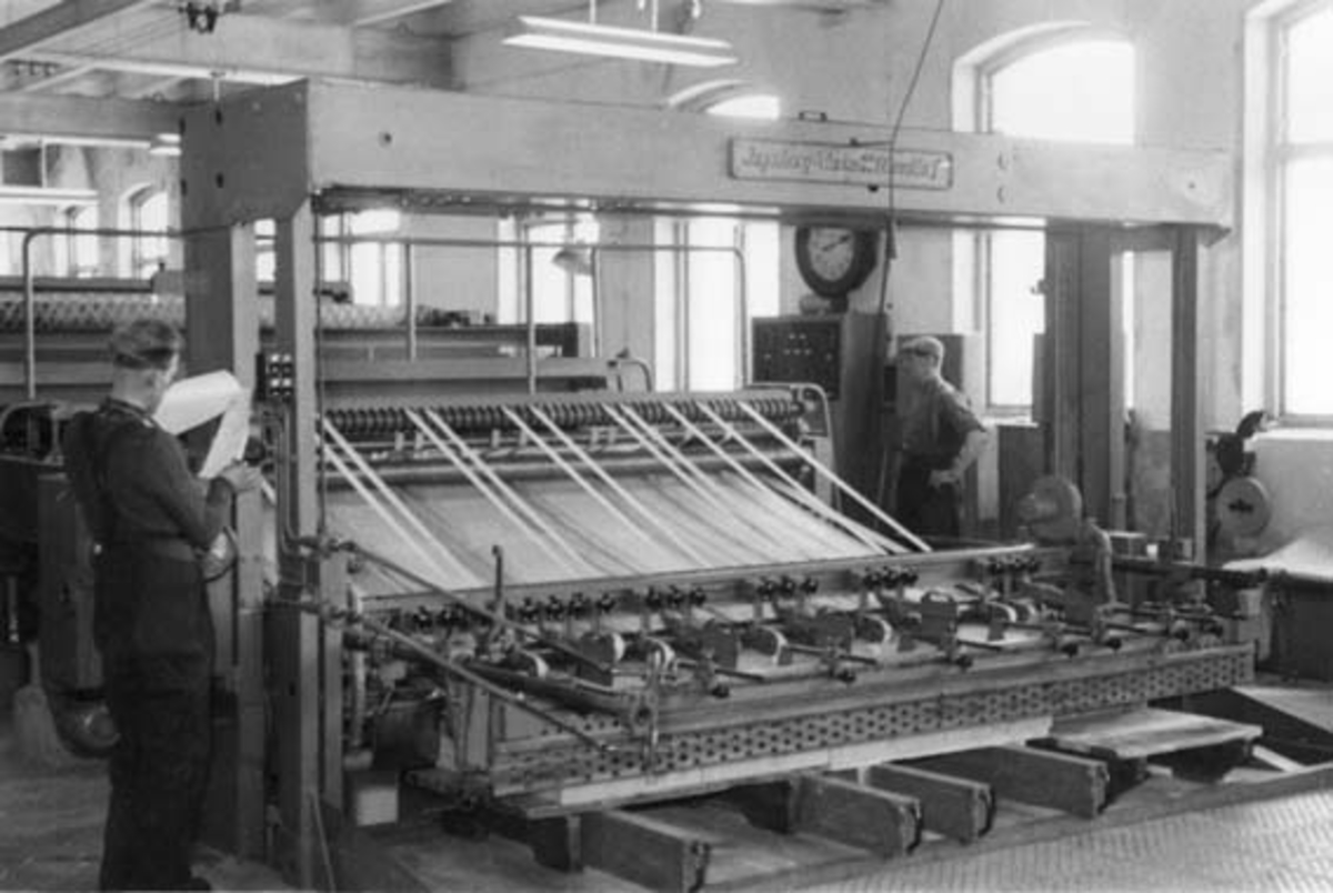 Duplex skjæremaskin (kutter) ved Drammenselvens Papirfabrikker på Geithus i Modum kommune i Buskerud, slik den så ut i 1955.  Denne maskinen ble levert av Jagenbergwerke i Düsseldorf i 1954.  Det var greaseproofpapiret, som fra 1937 ble produsert på fabrikkens PM IV som ble levert i ark.  Fram til den den avbildete maskinen ble installert i fabrikklokalene på Geithus ble greaseproofpapiret kjørt på hasp og skåret på guillotine.  Dette arbeidet innebar store fysiske påkjenninger på personalet, som bar papiret på hodet og ofte pådro seg ryggproblemer.  Den tidligere løsningen innebar dessuten at en god del brukbart papir måtte skjæres vekk og kasseres.  Skjæremaskinen innebar også en nyvinning i den forstand at den var utstyrt med telleapparater,  som etter en del eksperimentering fungerte godt.  Dermed kunne fabrikkledelsen la maskinen overta om lag 70 prosent av telleoppgavene.  Drammenselvens Papirfabrikkers Duplex-maskin fra Jagendberg var i drift fram til 1984. 