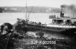 Dampbåten "Farmanden" fra Drammen, fotografert utenfor kaia 