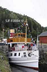 Turistbåten «MS Henrik Ibsen» fotografert på veg ut av Kjeld