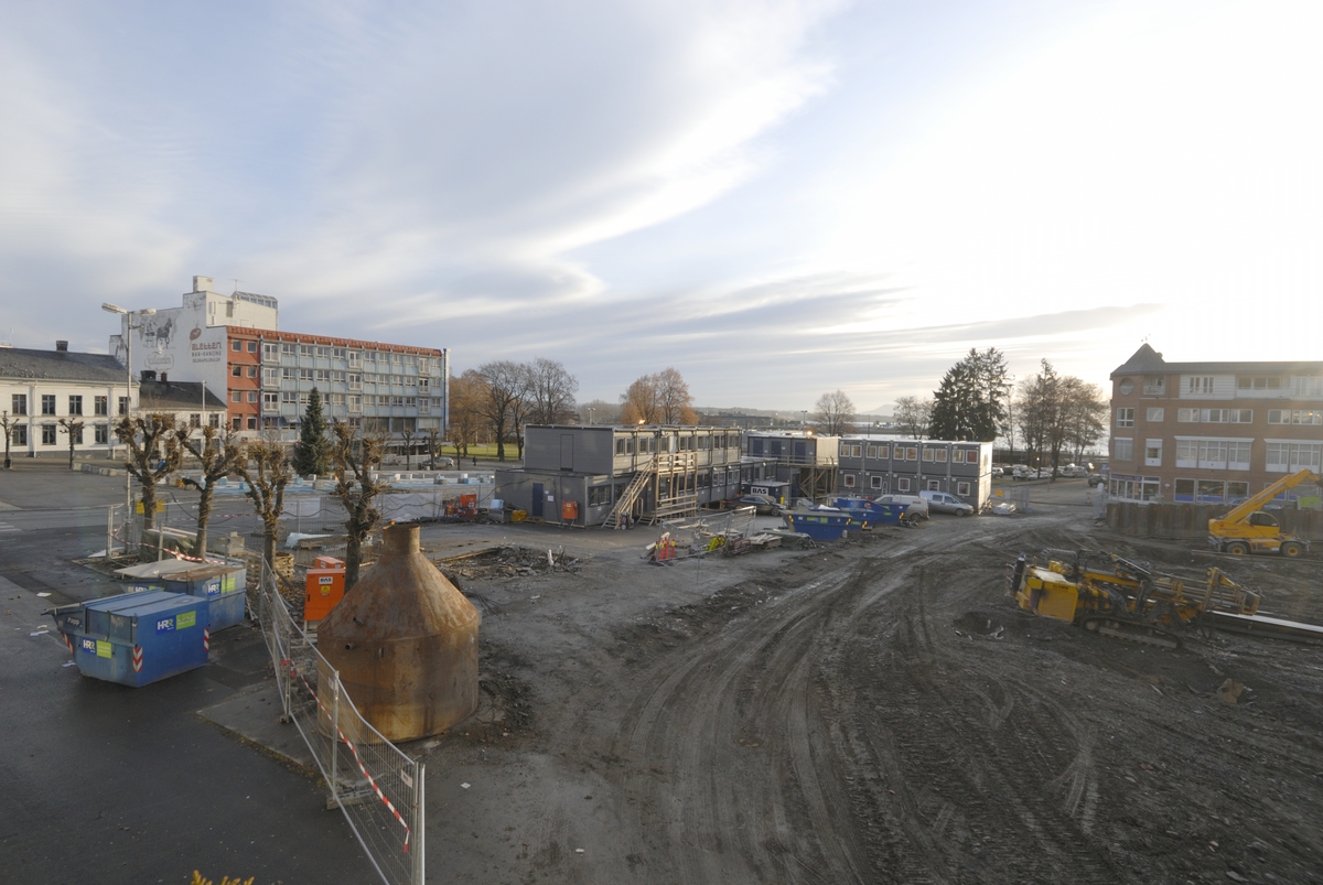 Stortorget, Hamar. Bygging av nytt kulturhus, utgraving av tomta, anleggsområde, byggeplass. 