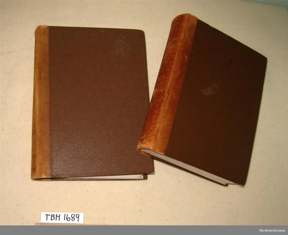 Bibliotekbok med brun stivperm og skinnrygg
2 band ( I og II)