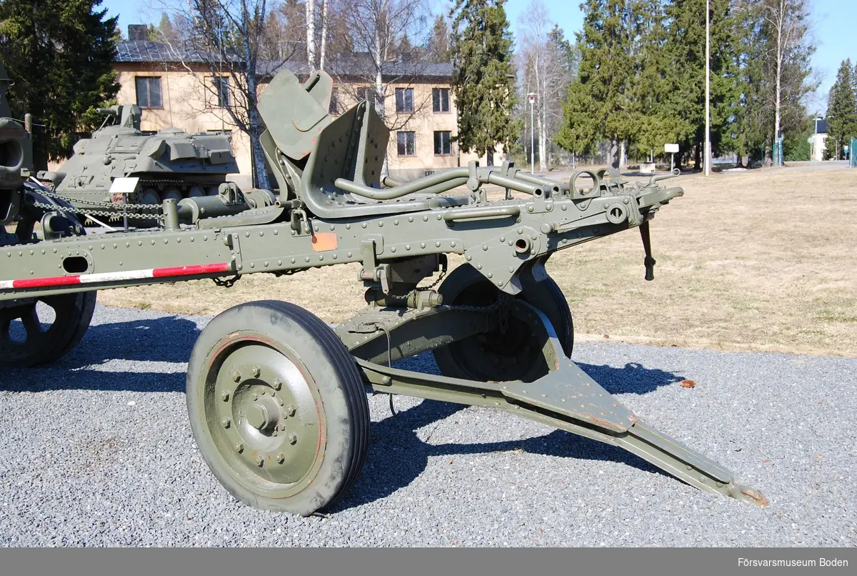 Bofors 1939, tillverkningsnummer 51. Milregnr 2019. Eldröret har dedikation till Carl von Cardell påmålad. Bakre hjulställ för transport påmonterat.