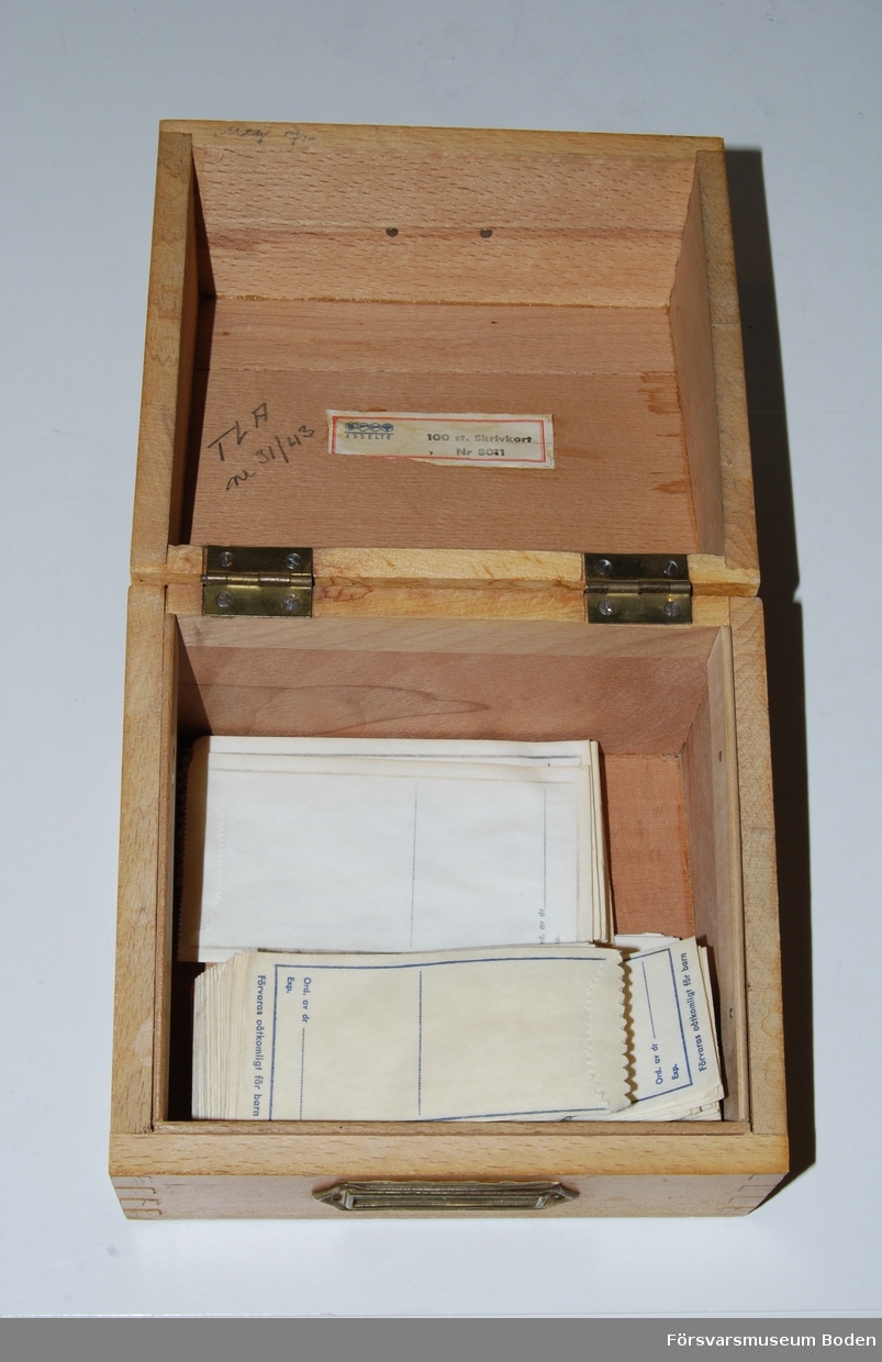 Papperspåsar i två storlekar; 5.5 x 10.5 samt 4.3 x 9 cm. Plats för den ordinerande doktorns namn och expedieringsdatum längst ner på varje påse. Lådan har enligt etiketten tidigare innehållit registerkort för Riksförsäkringsfall 1941-1944.