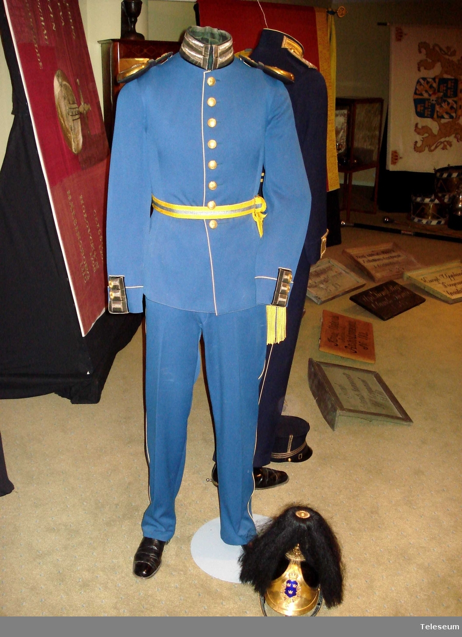 Uniform för stor parad bestående av stövletter med klacksporrar, långbyxor, vapenrock m/1888, epåleter m/1830, skärp m/1819-1829 samt kask m/1894 med plym m/1885.