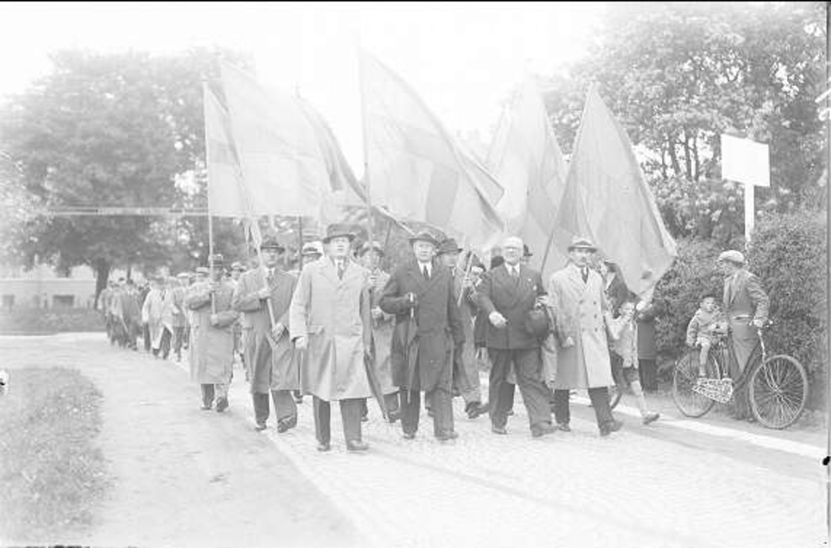 Det var mycket stor uppslutning vid kamratdagen på K 3 7/6 1937. Här en del av deltagarna från Göteborg vid passerandet av järnvägsövergången väster K 3 kasern. I främre ledet (med paraply) ordförande för Göteborgsavdelningen ryttmästare på reservstat Henning Krafft (född 1885) .