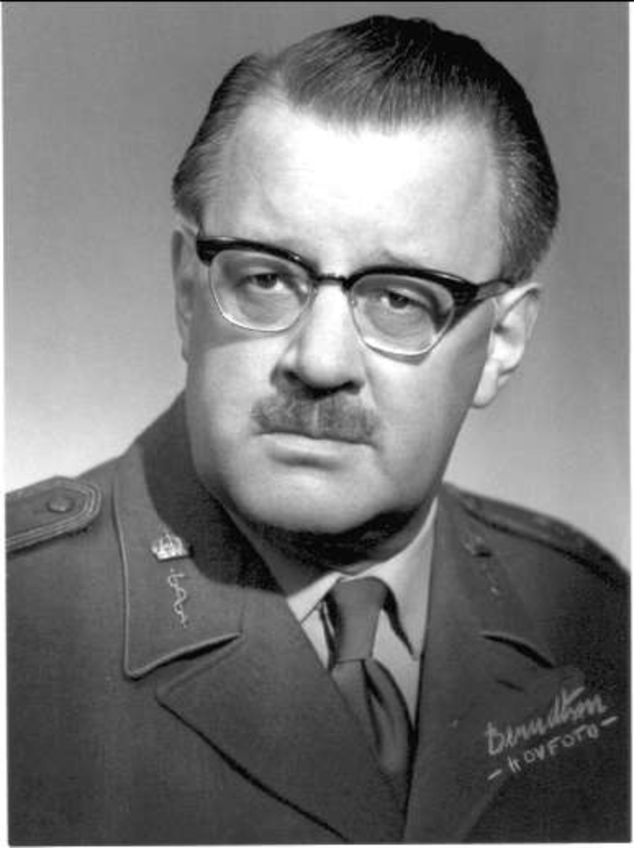 Porträtt av Hugo Forsgren, bataljonsläkare vid K 3 1948 -56. Text ang Forsgren på baksidan av fotot.