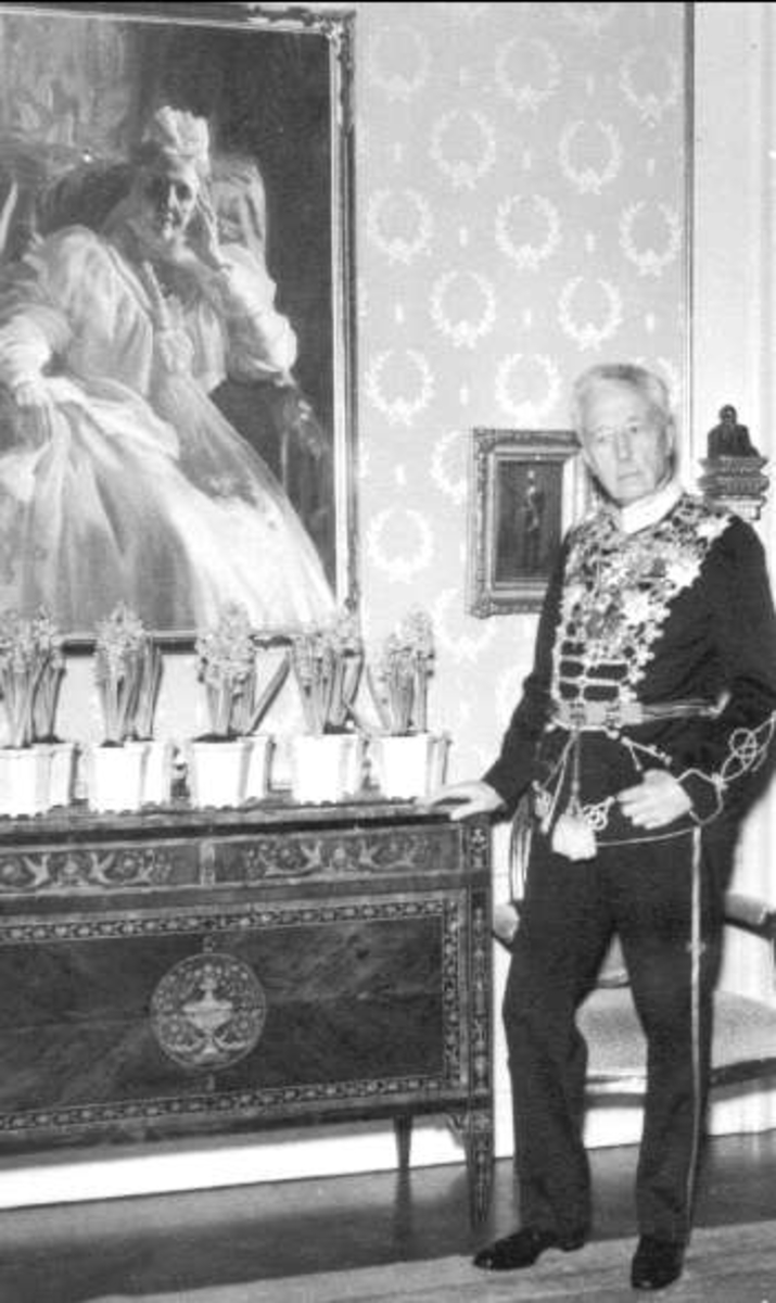 Prins Eugen på Waldermarsudde framför sin moders, drottning Sofias, porträtt.