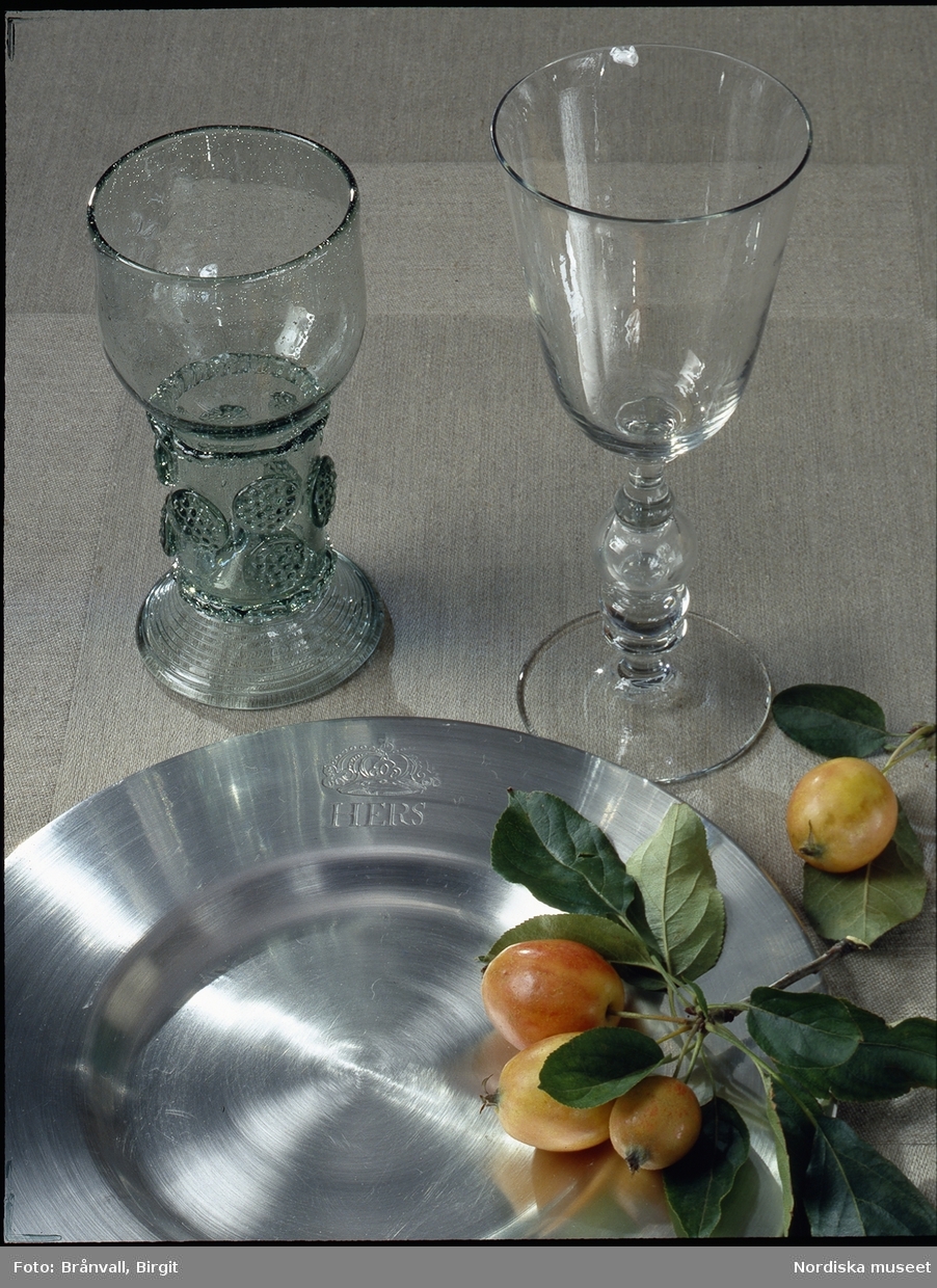 Två glas, det ena en remmare, och tenntallrik stämplad med "HERS" under krona. 1700-talsmodell.