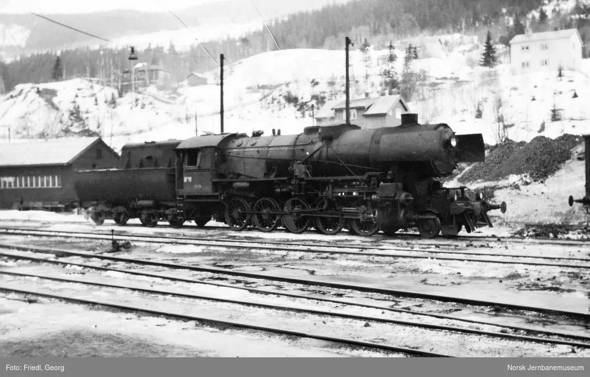 Damplokomotiv type 63a nr. 5858 på Ål stasjon