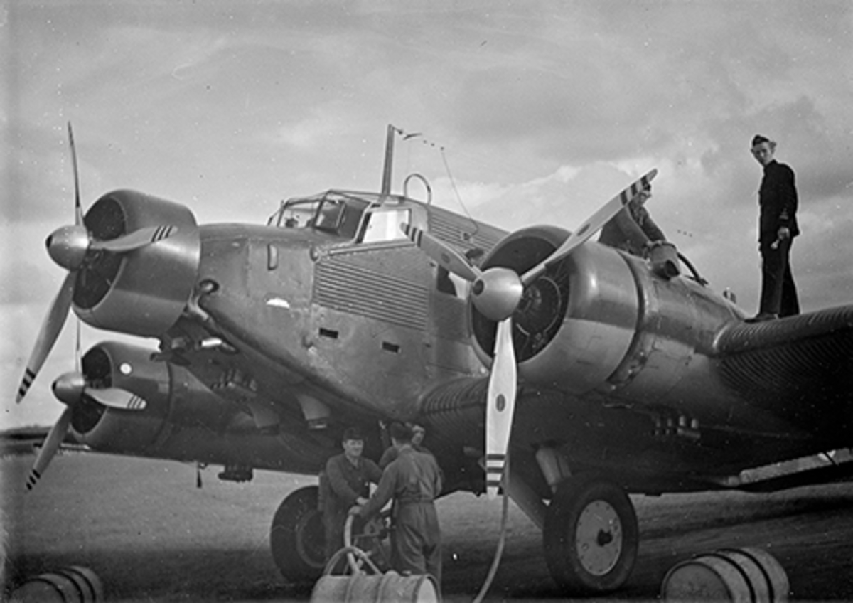 Tankning av flygplan TP 5, Junkers Ju 52. Närbild.